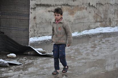 Ahmad (nombre ficticio), de siete años, camina para comprar suministros para su madre en el este de Ghouta, en las afueras de Damasco, una zona que ha recibido poca asistencia humanitaria. Las condiciones climatológicas actuales hacen que más de dos millones de niños dentro de Siria necesiten apoyo vital de manera urgente. Las familias desplazadas siguen sin tener acceso a gasóleo y electricidad debido a la falta de energía y de la disponibilidad limitada de combustible en el mercado.