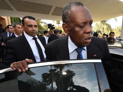 Issa Hayatou, presidente da CAF, ao sair da reunião em Rabat.