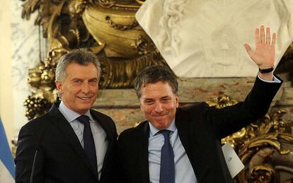 O presidente argentino, Mauricio Macri (esq), ao lado do ministro da Fazenda, Nicolás Dujovne.