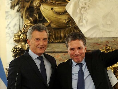 O presidente argentino, Mauricio Macri (esq), ao lado do ministro da Fazenda, Nicolás Dujovne.