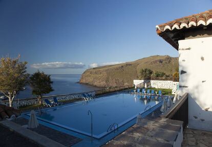 El de La Gomera recrea la arquitectura isleña. En el exterior, el visitante puede disfrutar de la piscina y de un exuberante jardín subtropical.