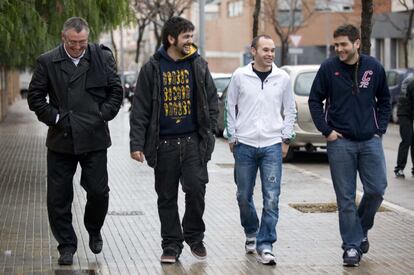 Michael Robinson, acompañado del futbolista Andrés Iniesta (de blanco) y de los componentes de Estopa, durante un rodaje del programa 'Informe Robinson', en 2010.