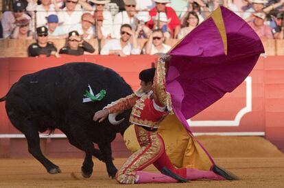 Miguel Ángel Perera dándole una larga cambiada a su segundo toro en la Maestranza.