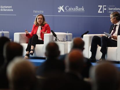 Nadia Calviño, vicepresidenta segunda y ministra de Asuntos Economicos, junto a Javier Faus, presidente del Círculo de Economía, este viernes en Barcelona.