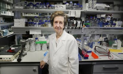 La científica inició el desarrollo de la biología molecular y realizó importantes aportaciones sobre cómo funciona el ADN. En la imagen, Margarita Salas posa en el Centro de Biología Molecular Severo Ochoa el 2 de diciembre de 2015.