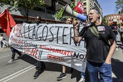 Un manifestante grita consignas durante la marcha por el centro de Girona.
