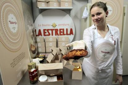 Una empleada de Teletorrija muestra el producto.