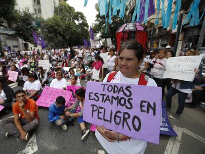 BUENOS AIRES (ARGENTINA) - Activistas participan en una manifestación para denunciar casos de violencia contra las mujeres el viernes 3 de marzo de 2017, en el centro de Buenos Aires (Argentina).