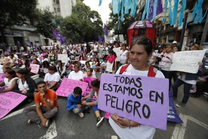 BUENOS AIRES (ARGENTINA) - Activistas participan en una manifestación para denunciar casos de violencia contra las mujeres el viernes 3 de marzo de 2017, en el centro de Buenos Aires (Argentina).