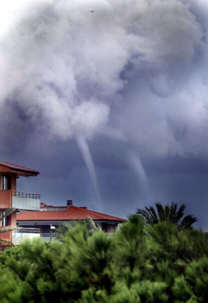 Tres tornados se han sucedido en la provincia de Barcelona en las últimas horas. Los dos primeros, casi simultáneos, provocaron el cierre del aeropuerto de El Prat durante dos horas. El tercero ha derribado árboles y muros al cruzar Mollet del Vallés.