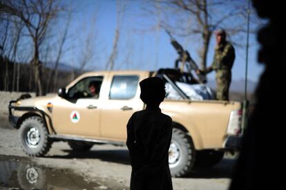 Un convoy del Ejército Nacional Afgano patruya por el distrito de Khogyani para intentar controlar la violencia talibán durante la campaña electoral.
