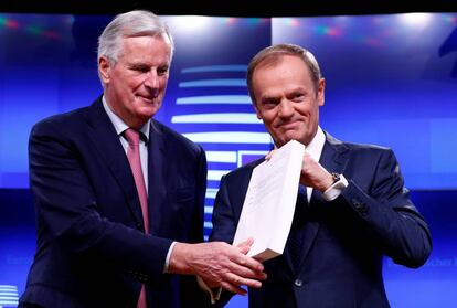 Barnier (esquerda) e Tusk mostram o documento após se reunirem nesta quinta-feira.