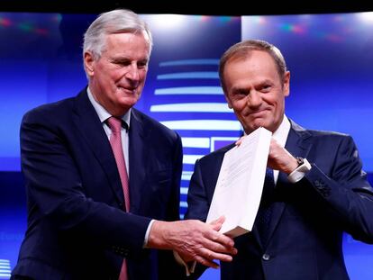 Barnier (esquerda) e Tusk mostram o documento após se reunirem nesta quinta-feira.