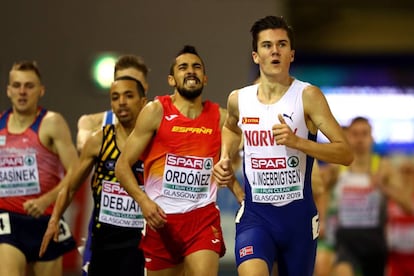 Momento de la lesión de Saúl Ordóñez, junto a Jakob Ingebrigtsen, en la serie de 1.500m.