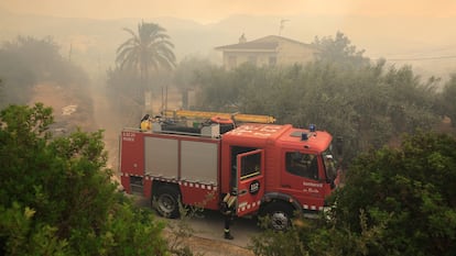 Bomberos en la localidad de Xerta por el incendio activo en Paüls.