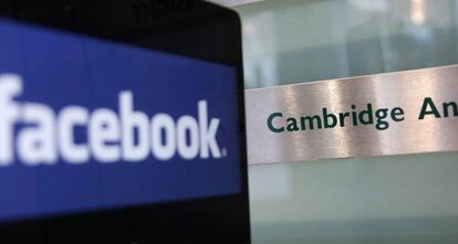 Un ordenador muestra el logo de Facebook a las puertas de las oficinas de Cambridge Analytica.