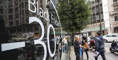 Escaparate de una tienda de Madrid durante el Black Friday del año pasado.