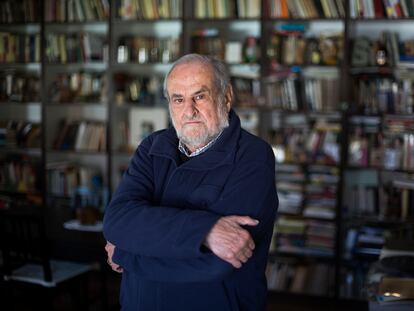 El escritor Juan Antonio Masoliver Ródenas, en 2017 en su casa en El Masnou (Barcelona).