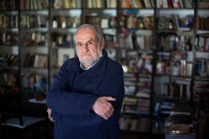 El escritor Juan Antonio Masoliver Ródenas, en 2017 en su casa en El Masnou (Barcelona).