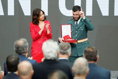 Isabel Díaz Ayuso , entrega el reconocimiento a título póstumo al agente de la Guardia Civil, José Antonio Rosa Alcocer, fallecido el 26 de abril en acto de servicio, que recoge un miembro de la Benemérita.