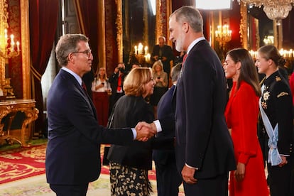 Los Reyes y la Princesa de Asturias saludan al líder del PP, Alberto Núñez Feijóo.