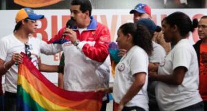 Nicolas Maduro, ostentando uma bandeira da comunidade LGBT. / EFE