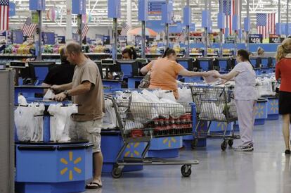 Clientes de Walmart pasando por caja en Springdale, Arkansa