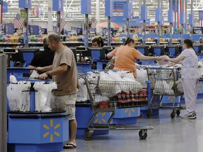 Clientes de Walmart pasando por caja en Springdale, Arkansa