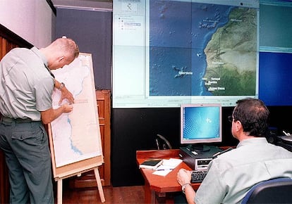 Agentes de la Guardia Civil en el Centro de Comunicaciones del operativo Frontex en Las Palmas.
