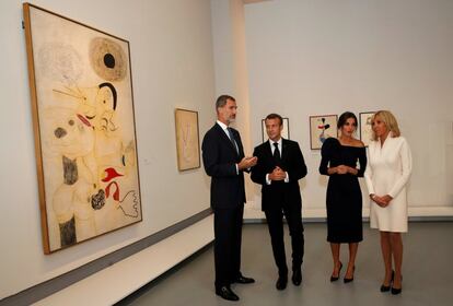 El jefe del Estado español y el presidente francés, con sus respectivas esposas, en una de las salas de la exposición retrospectiva de Joan Miró 'Miró, la coleur de mes rêves' (Miró, el color de mis sueños).