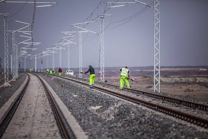 Trabajos en la línea La Meca-Medina, ahora en fase de pruebas.