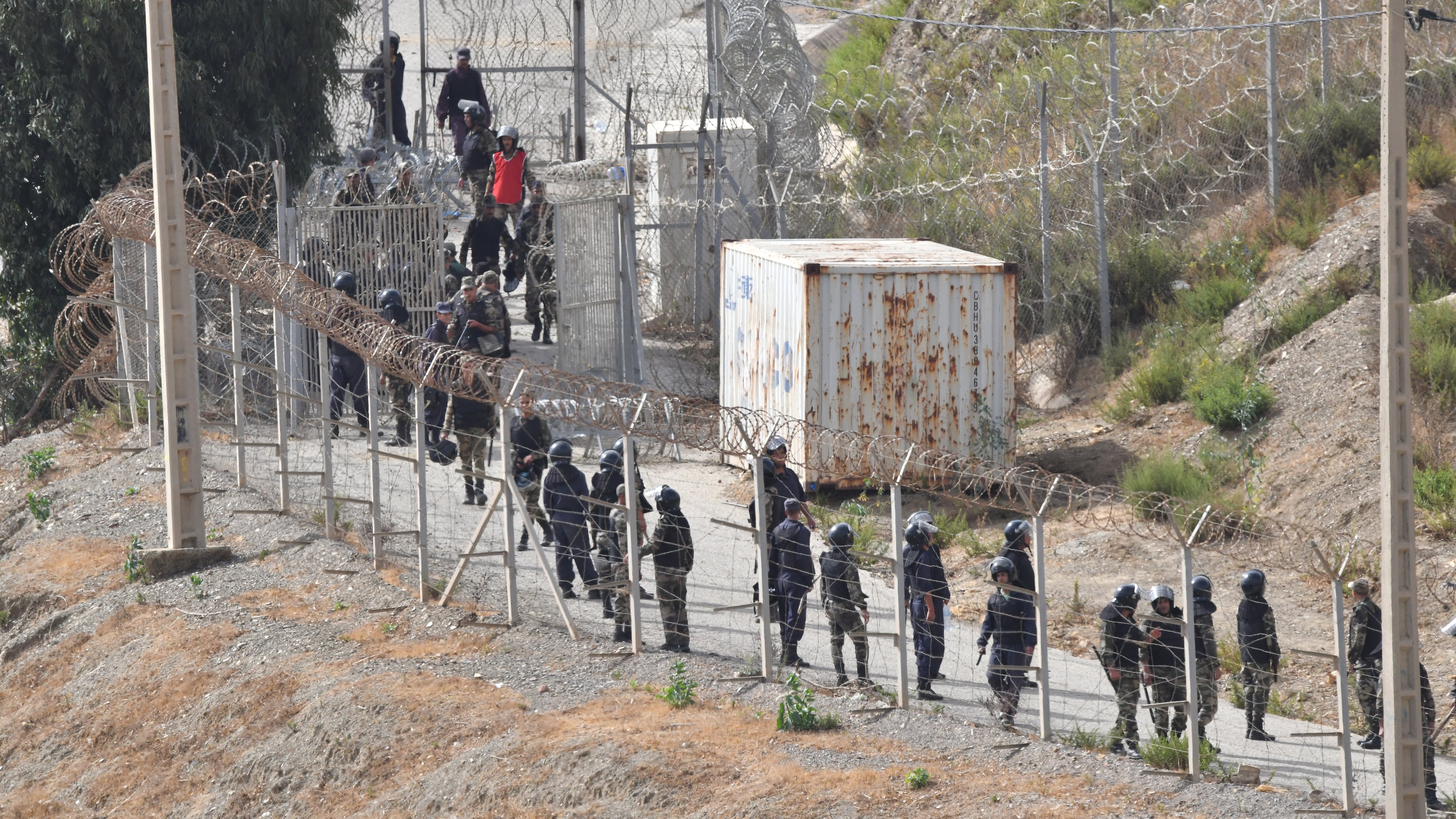 Despliegue de fuerzas de seguridad marroquíes en la valla fronteriza de Ceuta ante el intento de asalto a valla de cientos de migrantes irregulares, en 2024.