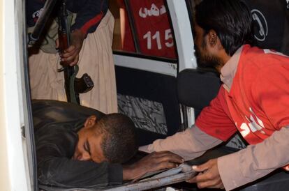 Un policía, herido en enfrentamientos con los atacantes en Quetta (Pakistán).
