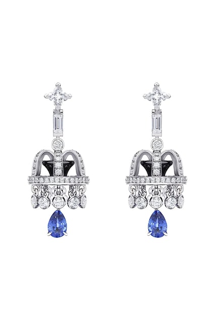 Pendientes Escale à Paris de oro gris, diamantes blancos y zafiros de Louis Vuitton Joaillerie (c.p.v).