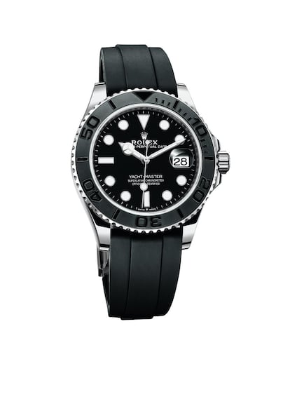 Ahora nos largamos al mar. Experto en estas lides de corrientes y velas, Rolex presenta el Oyster Perpetual Yacht-Master 42. La gama de esta ya emblemática colección se amplia con una caja inédita de 42 mm, un bisel bidireccional graduado de 60 minutos en relieve y un disco de Cerachrom en cerámica negra mate que combina con la esfera lacada negra. Este nuevo modelo introduce, por primera vez, el oro blanco de 18 quilates. Una de sus armas es la hermeticidad de hasta 100 metros (gracias también a su corona Triplock de triple hermeticidad). Un tres agujas con fecha a las 3 h que hermana con distinción ya sea un día 'sporty' o de camino a una reunión de trabajo.