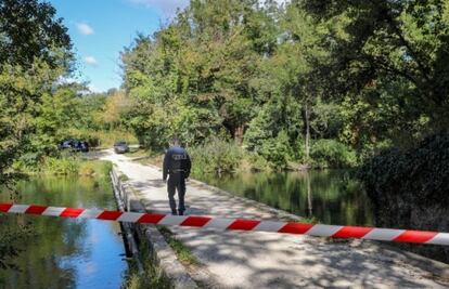 Zona acordonada en Soyons (Francia), donde fue hallado este jueves un joven ciclista malherido.