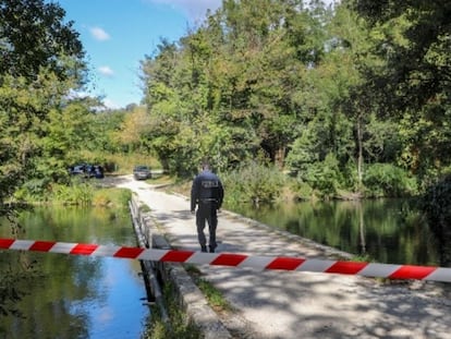 Zona acordonada en Soyons (Francia), donde fue hallado este jueves un joven ciclista malherido.