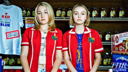 Quiénes: Harley Quinn Smith (izquierda) y Lily-Rose Depp

	HIjas de: La primera es hija del director Kevin Smith y la segunda es hija de Johnny Depp y Vanessa Paradis

	Qué hacen: Las dos actúan en Yoga Hosers, la última película que está rodando Kevin Smith y en la que también sale Johnny Depp.