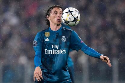 El centrocampista croata del Real Madrid Luka Modric controla con el pecho un balón en una acción del partido.