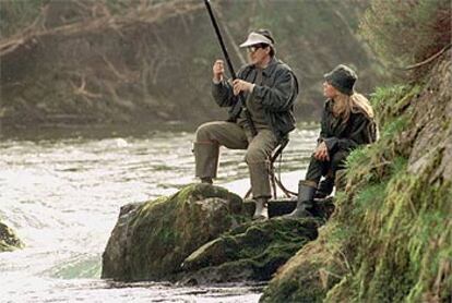 Álvarez-Cascos, junto a su esposa, Gema Ruiz, en una jornada de pesca en el río Sella, en 1998.