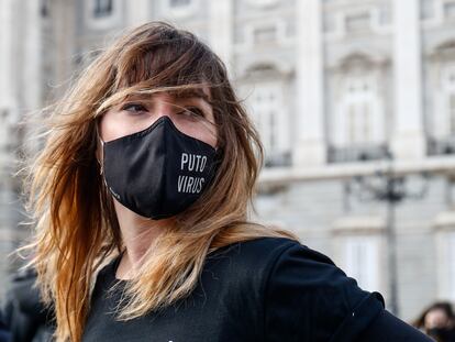 Una trabajadora del mundo del espectáculo protesta frente al Palacio de Oriente por la agonía que padece su sector debido al covid.