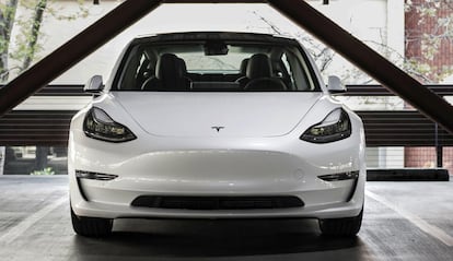 Frontal de un Tesla Model 3 de color blanco