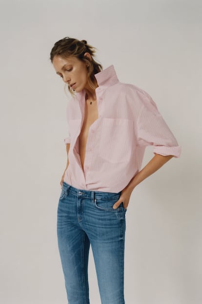 Una camisa de corte clásico e inspiración masculina con el rosa empolvado como protagonista. Nada puede salir mal con esta camisa de Zara. Tiene un precio de 29,95 euros.