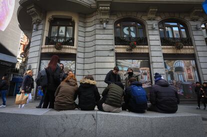 Además de los bancos de madera, en la Gran Vía habrá 110 bancos de piedra, diseñados en exclusiva para esta calle. "Antiguamente la Gran Vía tenía bancos y, según nos cuentan, hasta había cola para sentarse. Queremos que vuelva a ser así", señala una portavoz municipal.