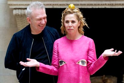 El diseñador Jean Paul Gaultier y Ágatha Ruiz de la Prada, juntos en un evento en la embajada de Francia en Madrid en 2013.