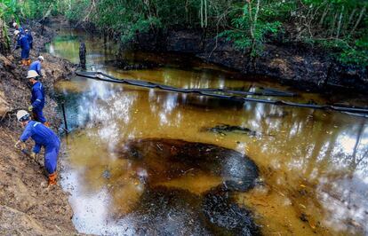 Trabajadores de Ecopetrol limpiando uno de los ríos afectados por la fuga de crudo y gas en el noreste de Colombia.