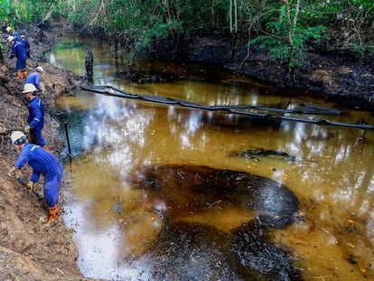 Trabajadores de Ecopetrol limpiando uno de los ríos afectados por la fuga de crudo y gas en el noreste de Colombia.