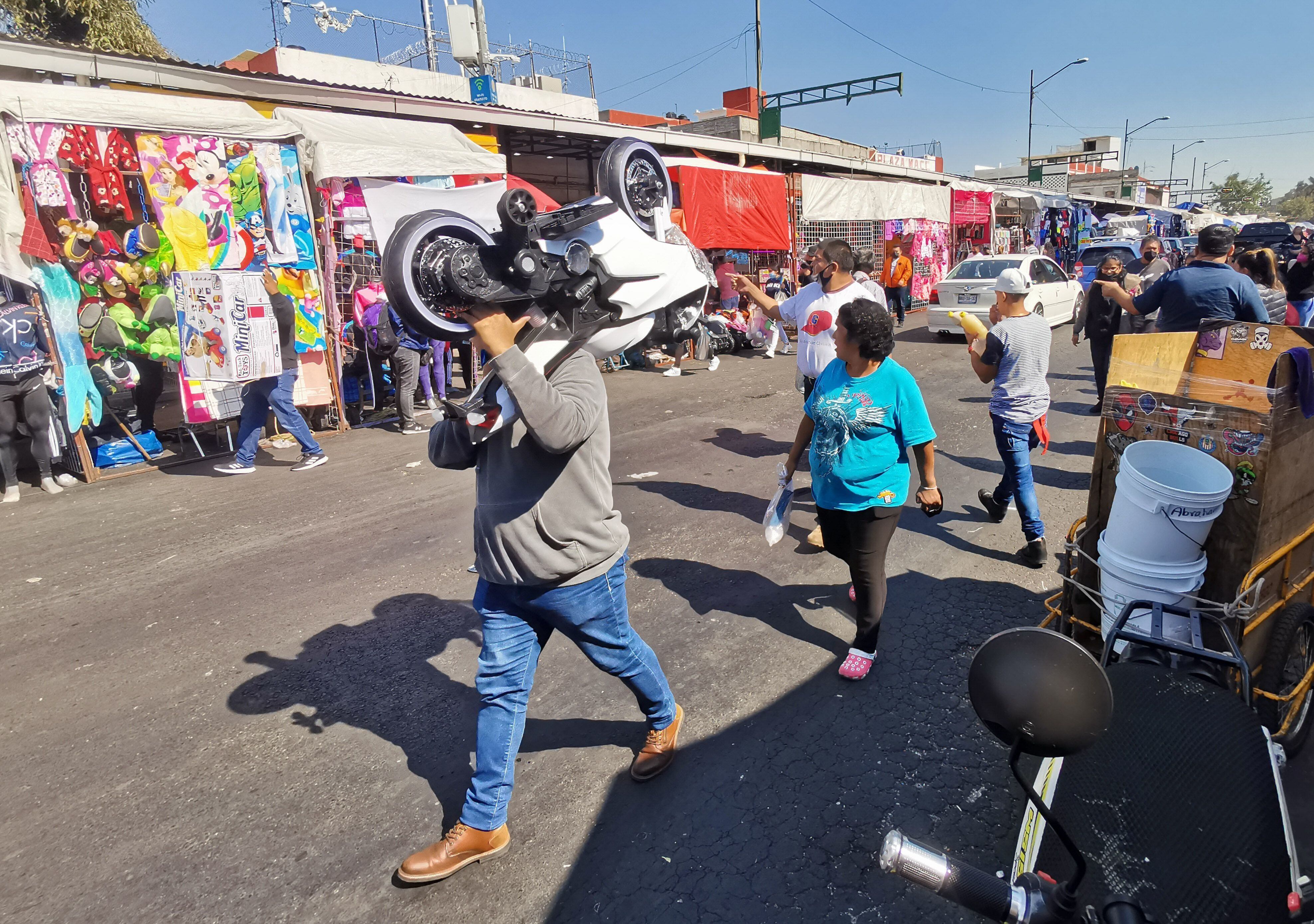 Personas compran regalos de reyes magos en el barrio de Tepito, en enero.