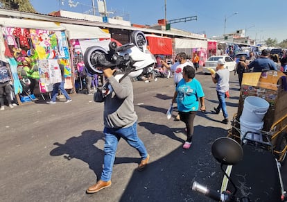 Personas compran regalos de reyes magos en el barrio de Tepito, en enero.