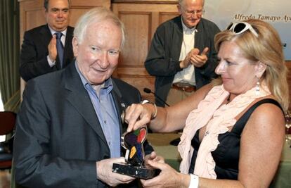 Alfredo Tamayo sonríe al recibir el premio Covite de manos de Consuelo Ordóñez. 